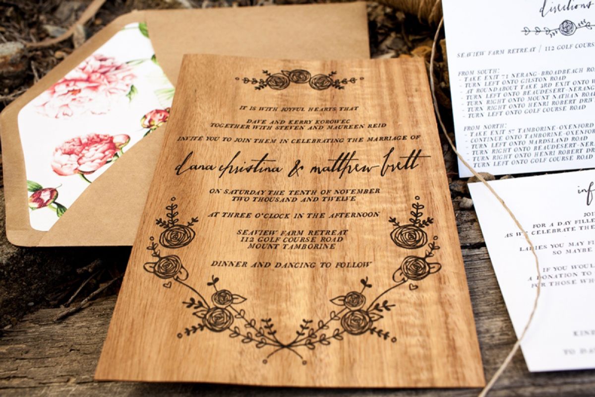 Invitatii de nunta scrise pe lemn