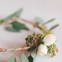  Cum se realizeaza o coronita de flori pentru mireasa minimalista?
