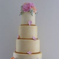 Culori si forme de tort in tendinte pentru nuntile 2016