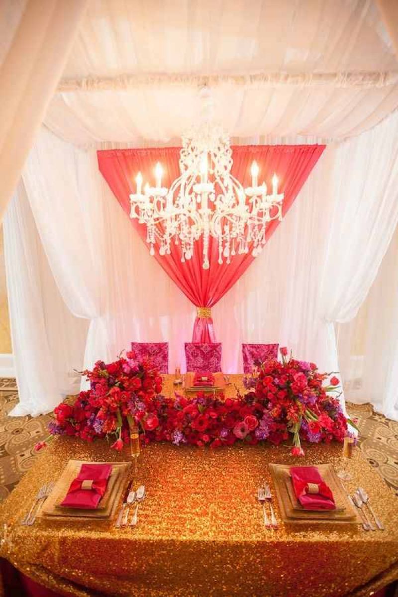 Candelabrele de nunta adauga glamour decorului. Vezi cateva idei