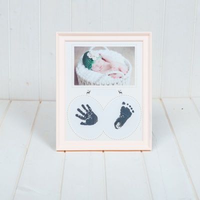 Rama foto roz bebelus cu amprente manuta si piciorus