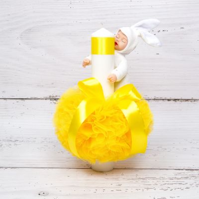 Lumanare botez cu decor galben si jucarie bebelus alb