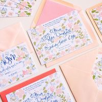 Invitatii de nunta clasice cu detalii florale pentru nuntile de primavara