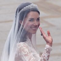 Kate Middleton a copiat rochia de mireasa de la fina lui Berlusconi? - VIDEO