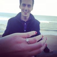 Selfie-uri cu inelul de logodna capturate de sarbatori