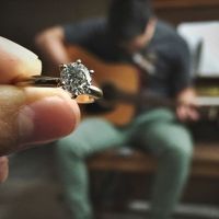 Selfie-uri cu inelul de logodna capturate de sarbatori