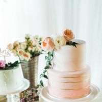 Florile sunt decorul perfect pentru un tort de nunta. Iata cele mai frumoase modele