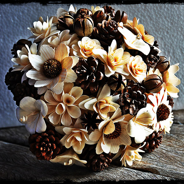 Conuri de pin si flori sculptate de measteacan